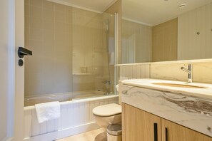 浴缸、吹风机、毛巾