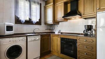 Kylskåp, mikrovågsugn, ugn och diskmaskin