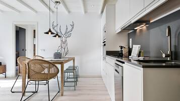 Een koelkast, een magnetron, een oven, een vaatwasser