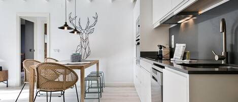 Geladeira, micro-ondas, fogão, lava-louças