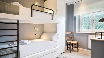 2 habitaciones, tabla de planchar con plancha, internet y ropa de cama