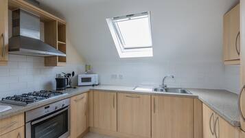 Luxury Apartment | Private kitchen | Full-sized fridge, microwave, oven, stovetop