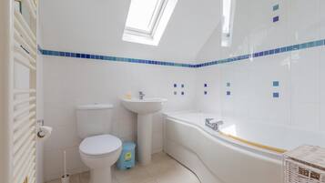 Luxury Apartment | Bathroom | Free toiletries, hair dryer, towels