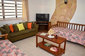 Televisie, een dvd-speler en een stereo