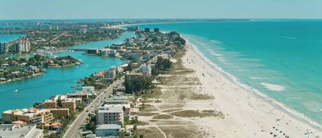 بالقرب من الشاطئ، كراسي للتشمس، مناشف للشاطئ