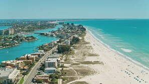 Playa en los alrededores, camastros y toallas de playa 