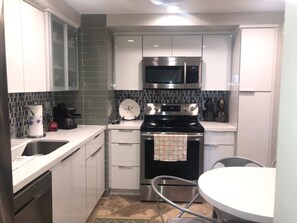 Mikrowelle, Geschirrspüler, Wasserkocher mit Kaffee-/Teezubehör