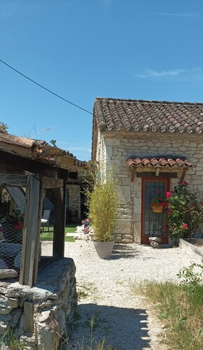 MAISON A 3 MINUTES DE MONTCUQ AVEC PISCINE, ET GRAND JARDIN CLÔTURÉ  