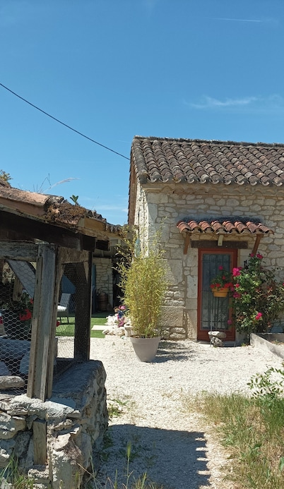 HOUSE 3 MINUTES FROM MONTCUQ WITH SWIMMING POOL AND LARGE ENCLOSED GARDEN  