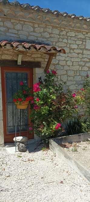 Exterior detail - HOUSE 3 MINUTES FROM MONTCUQ WITH SWIMMING POOL AND LARGE ENCLOSED GARDEN (Occitanie)