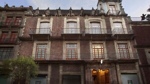 A historic building with multiple windows, balconies, and a central entrance. - Hotel MX mas centro CDMX, Trademark Collection by Wyndham (Mexico City)