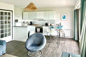 Réfrigérateur, micro-ondes, four, cafetière/bouilloire