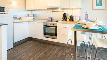 Fridge, microwave, oven, coffee/tea maker