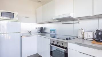 Fridge, microwave, oven, coffee/tea maker