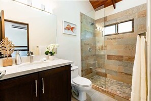 Dusche, Haartrockner, Handtücher, Shampoo