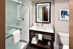 Articles de toilette (gratuits), séchoir à cheveux, serviettes fournies