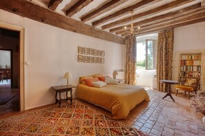 5 bedrooms, iron/ironing board, free WiFi, bed sheets - Le Castel - Maison familiale de charme du XVème siècle. Grand jardin (Montigné-lès-Rairies)