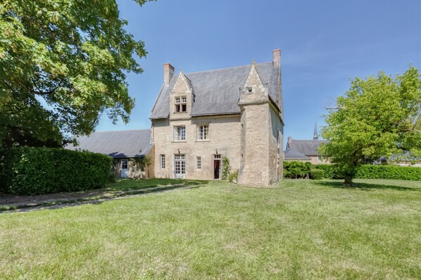 Exterior - Le Castel - Maison familiale de charme du XVème siècle. Grand jardin (Montigné-lès-Rairies)