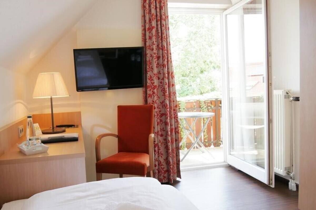 Chambre simple classique, balcon | Accès au Wi-Fi (inclus), literie fournie