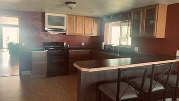 Frigorífico, microondas, horno y placa de cocina