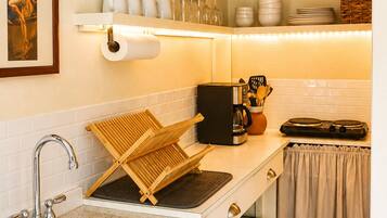 Coffee/tea maker, fridge, microwave, toaster