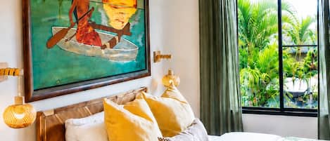 1 habitación, escritorio, tabla de planchar con plancha y cuna de viaje