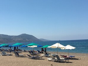 Plage, chaises longues, serviettes de plage