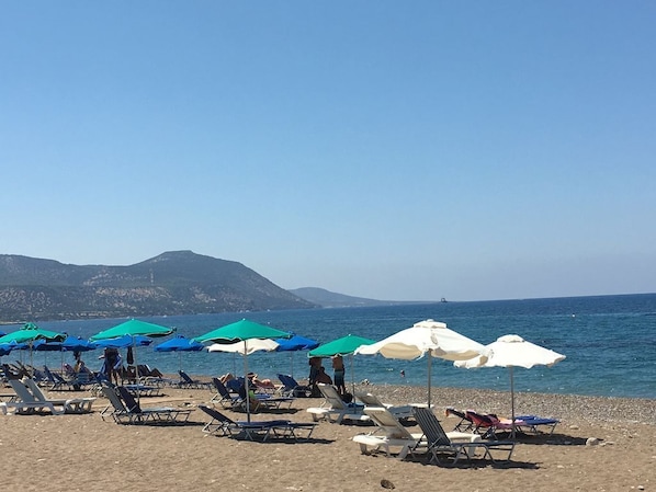 Plage, chaises longues, serviettes de plage