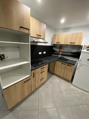 冷蔵庫、電子レンジ、オーブン、コンロ