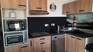 Geladeira, micro-ondas, fogão, cooktop