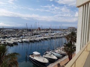 Marina - Seafront studio, air-conditioned, private parking, internet. (Le Barcarès)