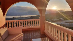 A balcony with a view of a town and mountains. - Happy Family Villa (Arucas)