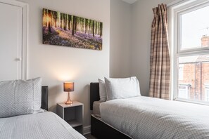3 bedrooms, soundproofing, iron/ironing board, WiFi - SERENE JESOUTH  GLAM LODGE  (Hull)