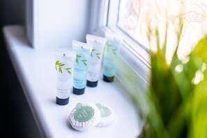 Ensemble douche/baignoire, sèche-cheveux, serviettes fournies, savon