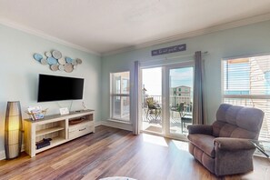 Een televisie en boeken