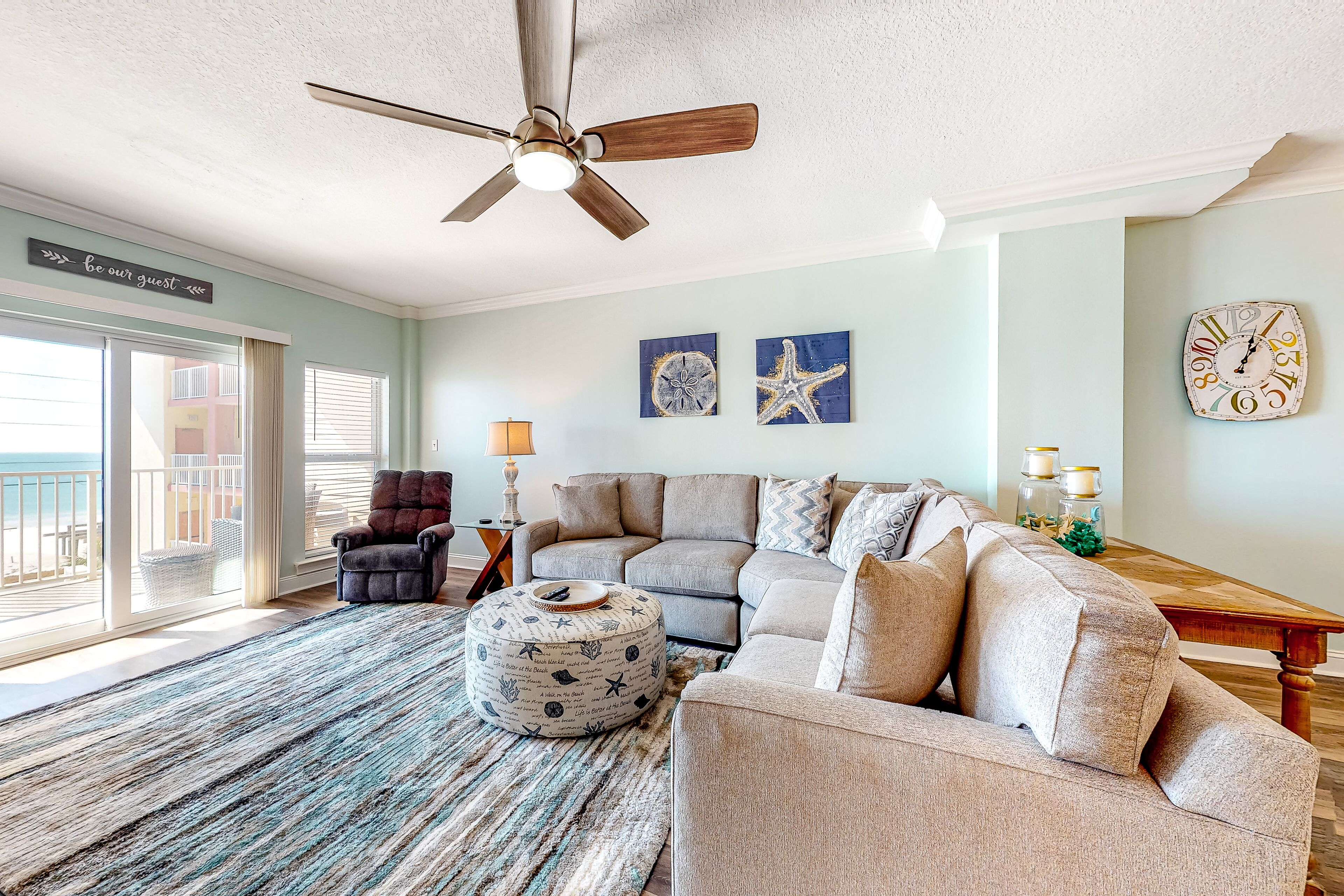 Una televisión, libros