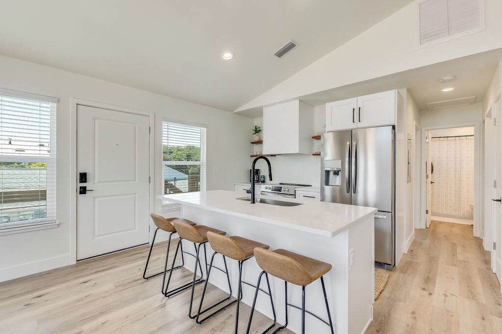 Een koelkast, een magnetron, een oven, een kookplaat