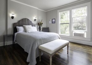 6 bedrooms, iron/ironing board, travel cot, WiFi