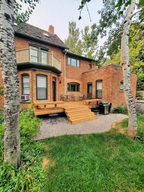 Outdoor dining - Historic Neighborhood 2 Blocks from Downtown Bozeman. (Bozeman)