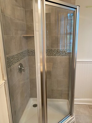 Badewanne, Handtücher, Toilettenpapier