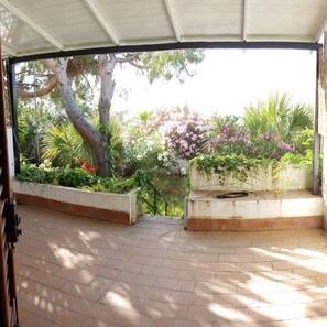 Property grounds - Beachfront townhouse (Favazzina)