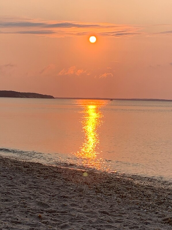 Beach nearby, sun loungers, beach towels