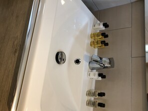 Séchoir à cheveux, serviettes fournies
