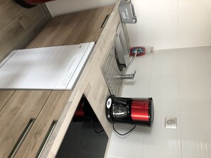Micro-ondes, plaque de cuisson, lave-vaisselle, cafetière/bouilloire