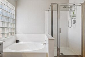 Combined shower/tub, hair dryer, towels