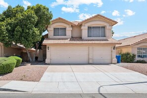 Exterior - Relax in Style! Private Pool, Resort Backyard & 4BR Luxury Oasis in Chandler (Chandler)