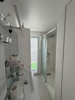 Douche, sèche-cheveux, serviettes fournies, savon