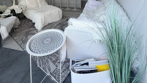 A modern living room with a sofa, a round table, and a potted plant. - MAISON LITTLE WHITE HOUSE (Anglet)
