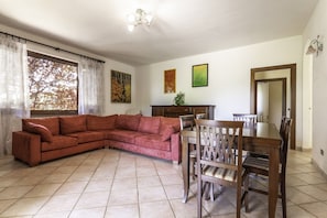 TV, fireplace - La Villa - Luxury Home (Configni)