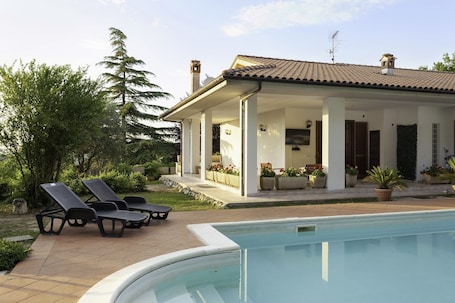 Pool. La Villa - Luxury Home